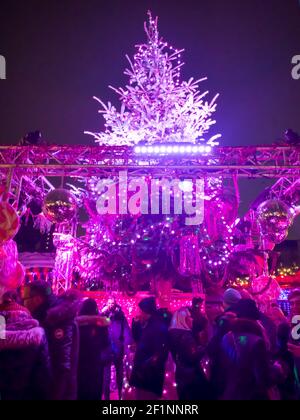 Immense sapin de Noël rose illuminé à St Pauli, le quartier rouge de Hambourg. Vie nocturne et spectacle de fête en décembre Banque D'Images