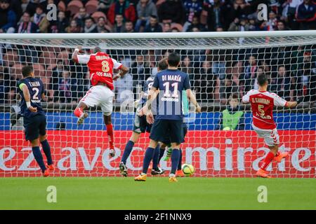 Le Prince Oniangue (Stade de Reims) a marqué un but contre Kevin Trapp (psg), Angel Di Maria (psg), Thiago Emiliano da Silva (psg), Layvin Kurzawa (psg), Abdelhamid El Kautari (stade de Reims) lors du championnat de France Ligue 1 match de football entre Paris Saint Germain et Stade de Reims le 20 février 2016 au stade du Parc des Princes à Paris, France - photo Stephane Allaman / DPPI Banque D'Images