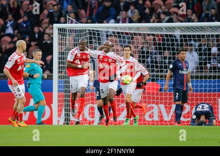 Le Prince Oniangue (Stade de Reims) a marqué un but, Antoine Conte (Stade de Reims), Jaba Kankava (Stade de Reims), David Luiz Moreira Marinho (psg), Thiago Emiliano da Silva (psg), Layvin Kurzawa (psg) lors du Championnat de France Ligue 1 du match de football entre Paris Saint Germain et le Stade de Reims, le 20 février 2016 au stade du Parc des Princes à Paris, France - photo Stephane Allaman / DPPI Banque D'Images