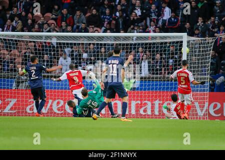 Le Prince Oniangue (Stade de Reims) a marqué un but contre Kevin Trapp (psg), Angel Di Maria (psg), Thiago Emiliano da Silva (psg), Layvin Kurzawa (psg), Abdelhamid El Kautari (stade de Reims) lors du championnat de France Ligue 1 match de football entre Paris Saint Germain et Stade de Reims le 20 février 2016 au stade du Parc des Princes à Paris, France - photo Stephane Allaman / DPPI Banque D'Images