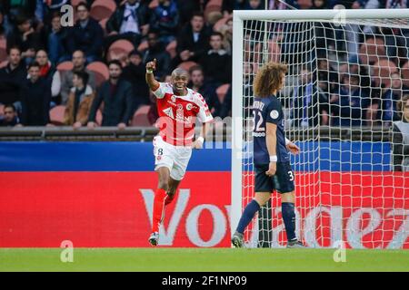 Le Prince Oniangue (Stade de Reims) a marqué un but, David Luiz Moreira Marinho (psg) lors du Championnat de France Ligue 1 de football entre Paris Saint Germain et Stade de Reims le 20 février 2016 au stade du Parc des Princes à Paris, France - photo Stephane Allaman / DPPI Banque D'Images