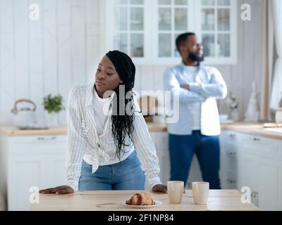 Crise des relations. Portraif de jeunes couples noirs debout dans la cuisine après argumenter, ignorant les uns les autres avec offense, le couple africain millénaire ayant Banque D'Images