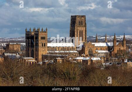 Cathédrale de Durham dans la neige d'hiver, ville de Durham, comté de Durham, Angleterre, Royaume-Uni Banque D'Images