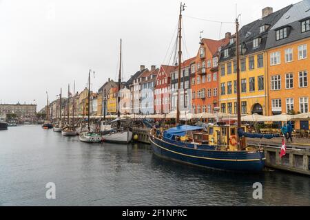 Canal de Nyhavn, Copenhague, Danemark, 5 novembre 2018. Maisons colorées au bord de l'eau, restaurant d'observation et bateaux à voile. Banque D'Images