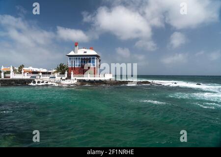 DAS Blaue Haus Casa Juanita am Hafen von Arrieta, Insel Lanzarote, Kanarische Inseln, Espagnol | la Maison Bleue Casa Juanita au port d'Arriet Banque D'Images