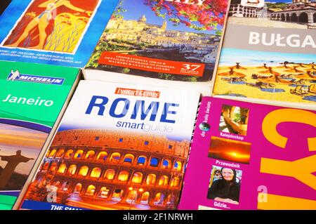 POZNAN, POLOGNE - 03 février 2014 : guides de voyage de différents pays Banque D'Images