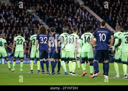 Samir Nasri (Manchester City FC), Gael Clichy (Manchester City FC), Fernando Luiz Roza (Fernandinho) (Manchester City FC), David Luiz Moreira Marinho (psg), Lucas Rodrigues Moura da Silva (psg), Thiago Motta Santon Olivares (psg), Eliaquim Maneira (psg) (manchester City FC, Nicolas Wilbalin (Manchester City FC), Manchester City Nicolas Wilbalavin (Manchester City FC), Manchester City Thiago Emiliano da Silva (psg), Zlatan Ibrahimovic (psg)Fernando Luiz Roza (Fernandinho) (FC de Manchester City), Bacary Sagna (FC de Manchester City) lors du match de football final du quart de la Ligue des champions de l'UEFA, 1ère partie, entre Paris Saint Germain et Manche Banque D'Images