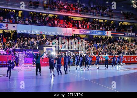 Les joueurs de l'équipe de PSG ont célébré la victoire et le titre lors du championnat de France D1 Handball match entre Paris Saint Germain Handball (PSG) et Fenix Toulouse Handball, le 16 avril 2016 au stade Pierre de Coubertin à Paris, France - photo Stephane Allaman / DPPI Banque D'Images