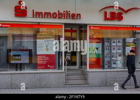 NEUWIED, ALLEMAGNE - 27 févr. 2021: Neuwied, Allemagne - 27 février 2021: Façade et vitrine de la banque de succursale "LBS Immobilien" (immobilier) et logo Banque D'Images