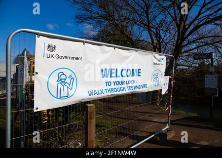 Bannière « Bienvenue sur votre site de test de parcours virtuel local ». Centre de test Covid 19. Belton Lane et Queen Elizabeth Park. Grantham, Lincolnshire, Angleterre. Banque D'Images