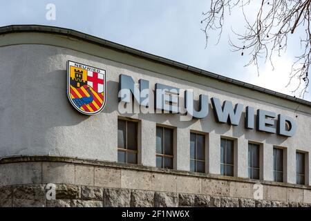 NEUWIED, ALLEMAGNE - 27 février 2021 : façade d'un bâtiment avec le lettrage 'Neuwied' et les armoiries de la ville Neuwied en Rhénanie-Palatinat, G Banque D'Images