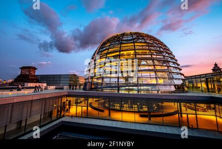 Reichstag grand dôme en verre et terrasse sur le toit au coucher du soleil Banque D'Images