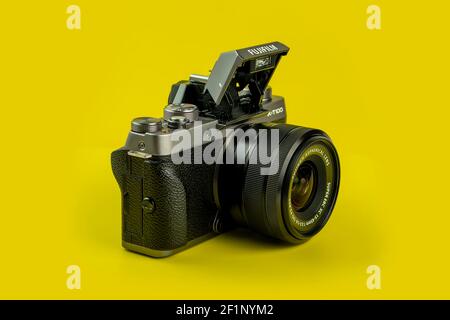 Novokuznetsk,Russie-07.03.2021,Fujifilm X-T100 caméra d'entrée de gamme sans miroir isolée sur fond jaune Banque D'Images