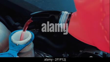l'huile moteur s'écoule du réservoir dans le moteur de la voiture Banque D'Images