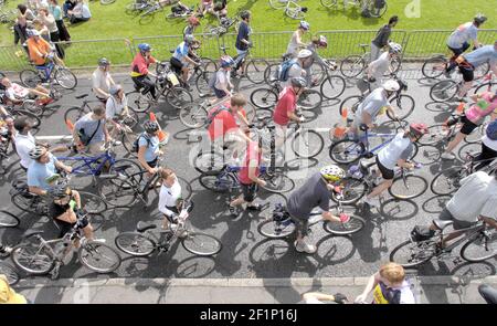 TRAJET EN VÉLO DE LONDRES À BRIGHTON 2007 À PARTIR DE LA COLLINE DES TOURNEURS SUSSEX LE TRAJET À MI-CHEMIN EST ORGANISÉ PAR LA BRITISH HART FOUNDATION. 27500 PERSONNES PARTICIPENT 17/3/6/07. PHOTO DAVID ASHDOWN Banque D'Images