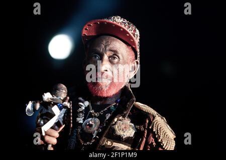 Michael Bunel / le Pictorium - Lee 'Scratch' Perry Real name Rainford Hugh Perry - 27/07/2013 - France - Lee 'Scratch' Perry (Real name Rainford Hugh Perry, surnommé entre autres le petit homme soigné, The Upsetter, Pipecock Jaxxton...) est un producteur et musicien jamaïcain né en 1936. Ses œuvres, ses techniques, le son qu'il a pu obtenir de son studio (avec une simple piste de 4 au début) ainsi que ses diverses collaborations avec tout le gotha de l'île ont fait de lui un pilier du son jamaïcain, de ska au reggae, un style qu'il a laissé sa marque. 27 juillet 2013 Banque D'Images