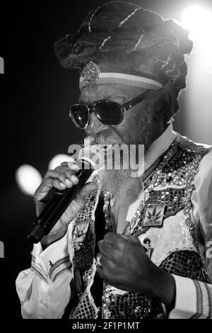 Michael Bunel / le Pictorium - Neville O'Riley Livingston, mieux connu sous le nom de Bunny Wailer - 20/07/2014 - France / Paris - Neville O'Riley Livingston, mieux connu sous le nom de Bunny Wailler sur la scène sauvage du cabaret, né le 10 avril 1947 à Kingston, est un chanteur jamaïcain. Wailer est l'un des membres fondateurs des Wailers, avec Bob Marley et Peter Tosh. Il chante, compose, et joue nyabinghi percussion. Il a quitté les Wailers en 1974 pour poursuivre une carrière solo. Banque D'Images