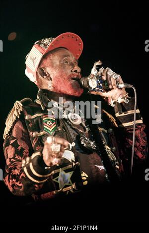 Michael Bunel / le Pictorium - Lee 'Scratch' Perry Real name Rainford Hugh Perry - 27/07/2013 - France - Lee 'Scratch' Perry (Real name Rainford Hugh Perry, surnommé entre autres le petit homme soigné, The Upsetter, Pipecock Jaxxton...) est un producteur et musicien jamaïcain né en 1936. Ses œuvres, ses techniques, le son qu'il a pu obtenir de son studio (avec une simple piste de 4 au début) ainsi que ses diverses collaborations avec tout le gotha de l'île ont fait de lui un pilier du son jamaïcain, de ska au reggae, un style qu'il a laissé sa marque. 27 juillet 2013 Banque D'Images