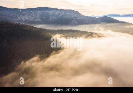 Paysage dans la brume matinale illuminée par la lumière du soleil Banque D'Images