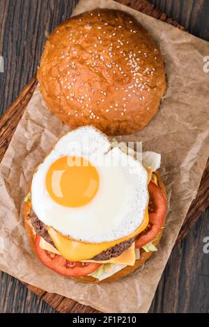 Burger sur une planche de bois Banque D'Images