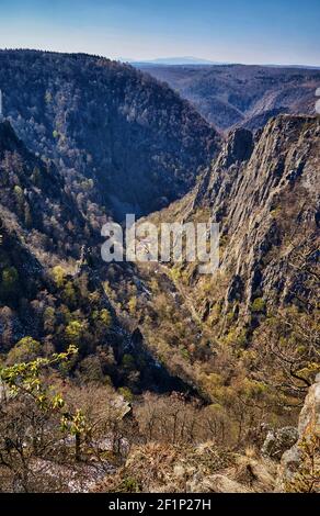 Vue depuis les montagnes sur le chemin du Bodetal. Saxe-Anhalt, Harz, Allemagne Banque D'Images