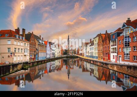 Bruges, Belgique canaux historiques au crépuscule. Banque D'Images