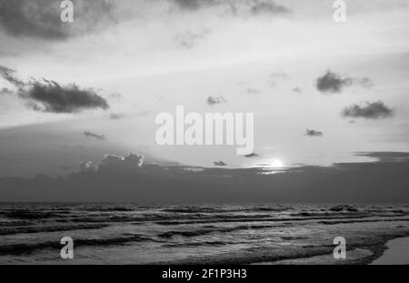 paysage de mer et surf d'eau à la plage au coucher du soleil dans le ton du monichrome Banque D'Images