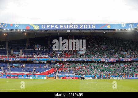 Ambiance après le match avec les fans heureux de l'Irlande du Nord, les supporters qui restent dans les tribunes pour chanter la chanson de Gala "libéré du désir" lors de l'UEFA Euro 2016, le match de football du Groupe C entre l'Irlande du Nord et l'Allemagne le 21 juin 2016 au parc des Princes Stadium à Paris, France - photo Stephane Allaman / DPPI Banque D'Images