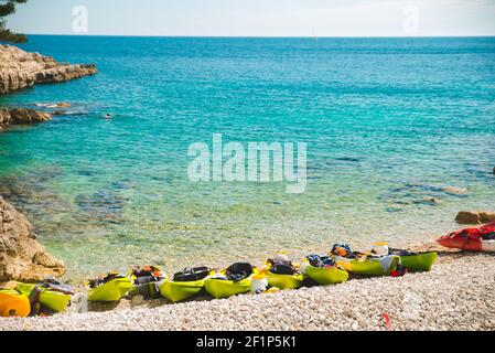 beaucoup de kayaks à la plage rocheuse copie espace. activités d'eau d'été Banque D'Images