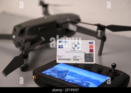 Ravensburg, Allemagne. 07e mars 2021. Un certificat A2 de pilote à distance de l'UE se trouve à côté d'un drone. Le certificat de pilote à distance de l'UE est également appelé une licence de drone de grande taille. Le certificat de pilote à distance de l'UE est requis pour les vols de la catégorie ouverte et de la sous-catégorie A2 du nouveau règlement sur les drones de l'UE. Le certificat comprend également le certificat de compétence de l'UE (A1/A3). Credit: Felix Kästle/dpa - ATTENTION: Code QR, nom et partie du numéro d'identification pixelated pour des raisons de confidentialité/dpa/Alay Live News Banque D'Images