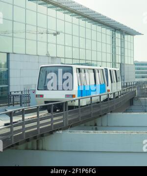 Train entre les terminaux de l'aéroport de Francfort Banque D'Images