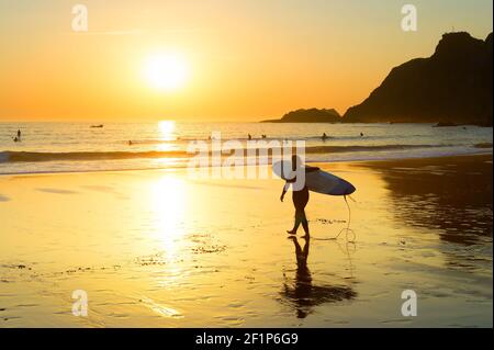 Silhouette femme surfeuse plage Portugal