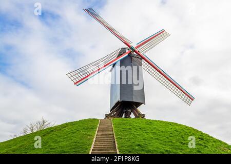 Bruges, Belgique ancien moulin à vent dans le parc.