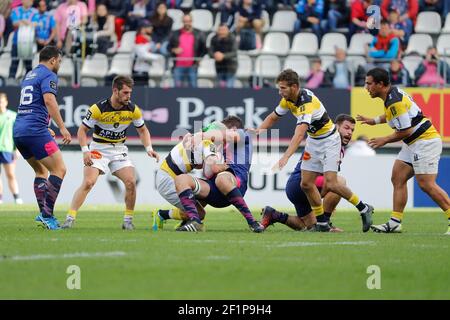 Paul Gabrilligues (Stade Français) a arrêté Gabriel LACROIX (Stade Rocelais), Arthur RETIERE (Stade Rocelais), Laurent Sempere (Stade Francais), Paul JORDAAN (Stade Rocelais), Rabah Slimani (Stade Francais) lors du championnat français Top 14 Rugby Union Match entre Stade Rocelais et Stade Francais, Paris, 2 octobre 2016 au stade Jean Bouin à Paris, France - photo Stephane Allaman / DPPI Banque D'Images