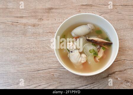 melon d'hiver bouilli avec soupe de porc écrasée farcie de calmar bol sur la table Banque D'Images