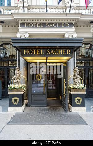 Entrée au célèbre Hôtel Sacher, Vienne Autriche Banque D'Images