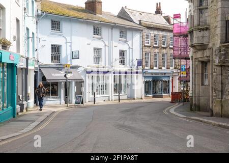 Falmouth,Cornwall,UK,9 mars 2021,a déserté Falmouth pendant le Lockdown. Les magasins non essentiels restent fermés, mais les gens sont autorisés à rencontrer une autre personne à l'extérieur, donc les gens étaient assis sur des bancs sur le port en faisant le meilleur parti de la nouvelle carte routière de Boris. Crédit Keith Larby/Alay Live News Banque D'Images