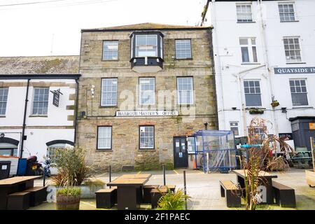 Falmouth,Cornwall,UK,9 mars 2021,a déserté Falmouth pendant le Lockdown. Les magasins non essentiels restent fermés, mais les gens sont autorisés à rencontrer une autre personne à l'extérieur, donc les gens étaient assis sur des bancs sur le port en faisant le meilleur parti de la nouvelle carte routière de Boris. Crédit Keith Larby/Alay Live News Banque D'Images