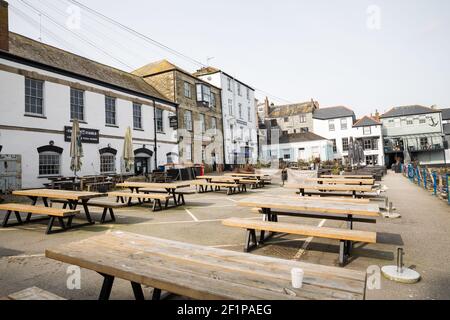 Falmouth,Cornwall,Royaume-Uni,9 mars 2021,côté déserté du port de Falmouth pendant le verrouillage. Les magasins non essentiels restent fermés, mais les gens sont autorisés à rencontrer une autre personne à l'extérieur, donc les gens étaient assis sur des bancs sur le port en faisant le meilleur parti de la nouvelle carte routière de Boris. Crédit Keith Larby/Alay Live News Banque D'Images