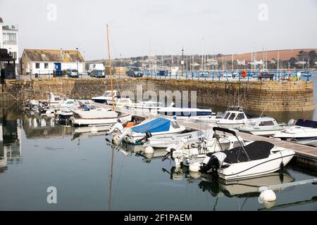 Falmouth,Cornwall,Royaume-Uni,9 mars 2021,a déserté Falmouth Harbour pendant le lock-down. Les magasins non essentiels restent fermés, mais les gens sont autorisés à rencontrer une autre personne à l'extérieur, donc les gens étaient assis sur des bancs sur le port en faisant le meilleur parti de la nouvelle carte routière de Boris. Crédit Keith Larby/Alay Live News Banque D'Images