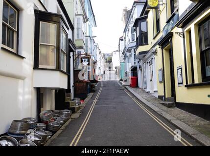 Falmouth,Cornwall,UK,9 mars 2021,a déserté Falmouth pendant le Lockdown. Les magasins non essentiels restent fermés, mais les gens sont autorisés à rencontrer une autre personne à l'extérieur, donc les gens étaient assis sur des bancs sur le port en faisant le meilleur parti de la nouvelle carte routière de Boris. Crédit Keith Larby/Alay Live News Banque D'Images