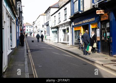 Falmouth,Cornwall,UK,9 mars 2021,a déserté Falmouth pendant le Lockdown. Les magasins non essentiels restent fermés, mais les gens sont autorisés à rencontrer une autre personne à l'extérieur, donc les gens étaient assis sur des bancs sur le port en faisant le meilleur parti de la nouvelle carte routière de Boris. Crédit Keith Larby/Alay Live News Banque D'Images