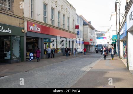 Falmouth,Cornwall,UK,9 mars 2021,a déserté Falmouth pendant le Lockdown. Les magasins non essentiels restent fermés, mais les gens sont autorisés à rencontrer une autre personne à l'extérieur, donc les gens étaient assis sur des bancs sur le port en faisant le meilleur parti de la nouvelle carte routière de Boris. Crédit Keith Larby/Alay Live News Banque D'Images