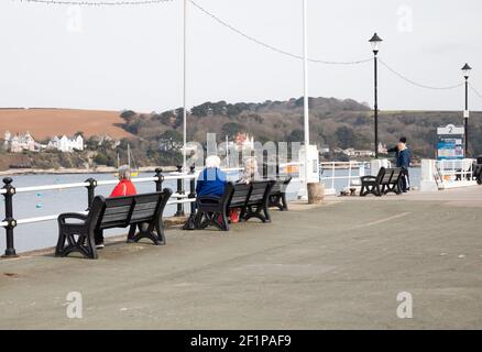 Falmouth,Cornwall,UK,9 mars 2021,a déserté Falmouth pendant le Lockdown. Les magasins non essentiels restent fermés, mais les gens sont autorisés à rencontrer une autre personne à l'extérieur, donc les gens étaient assis sur des bancs sur le port en faisant le meilleur parti de la nouvelle carte routière de Boris. Crédit Keith Larby/Alay Live News Banque D'Images