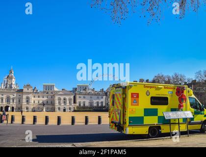 Londres, Royaume-Uni. 09e mars 2021. Une ambulance à Horse Guards Parade à Londres.les restrictions de confinement ont été assouplies au Royaume-Uni, car les cas de coronavirus continuent de tomber. Crédit : SOPA Images Limited/Alamy Live News Banque D'Images