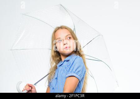 Chute pluie temps agréable. Fille enfant prêt à rencontrer le temps d'automne avec un parapluie transparent fond blanc. Profitez du temps de l'automne. Profitez des jours de pluie avec l'accessoire parapluie. Meilleur concept d'accessoire d'automne. Banque D'Images