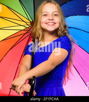 Fille enfant prêt à rencontrer le temps d'automne avec parapluie coloré. Des façons d'améliorer votre humeur à l'automne. Accessoire coloré pour une ambiance gaie. Restez positif en automne. Des façons d'égayer votre humeur de l'automne. Banque D'Images