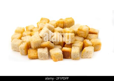 Croûtons faits maison sur fond blanc Banque D'Images