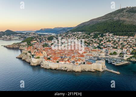 Tir de drone aérien du mur de la ville de Dubrovnik dans la mer Adriatique En Croatie, l'été avec vue sur la montagne SRD avant le lever du soleil Banque D'Images