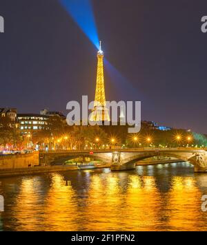 La Tour Eiffel Siene Paris nuit Banque D'Images